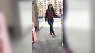 Flash tette in negozio esibizionista troia