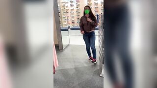 Flash tette in negozio esibizionista troia