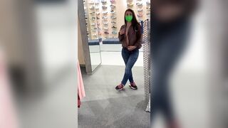 Flash tette in negozio esibizionista troia