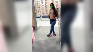 Flash tette in negozio esibizionista troia