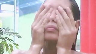 Federica Calemme Doccia al GFVIP