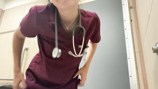 Infermiera tira fuori le tette