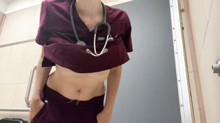 Infermiera tira fuori le tette