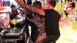 Soleil palpata sul culo festa fine anno GFVip