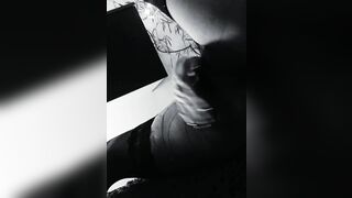 La sua fica gocciola di piacere