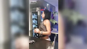 Barista provocante video porno su ItPornIt