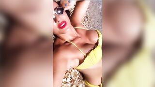 Paola Iezzi bikini giallo hot