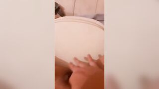 Me la meno in bagno dai miei