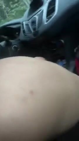 Amica sposata me lo succhia in macchina