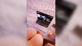 Sborro le tette di mia moglie che fa la troia su skype con amico