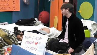 Lulù Selassié massaggio hot al culo al GFVIP