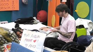 Lulù Selassié massaggio hot al culo al GFVIP