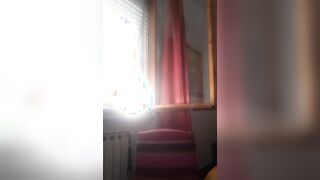 Alla finestra nuda mostrandosi al vicino eccitata