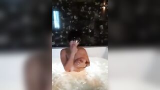 Tettona porca nell'idromassaggio Moglie Italiana