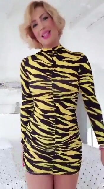 Efe Bal si tocca il cazzo sotto il vestito