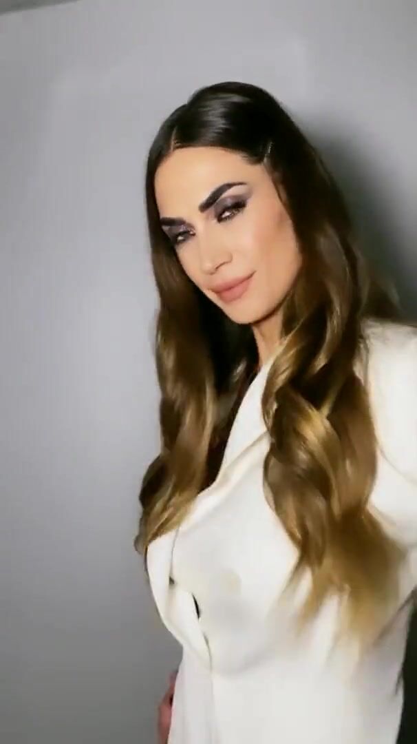 Melissa Satta sexy in tacchi e collant