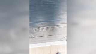 Ripulisco con la lingua la sborra sulla porta