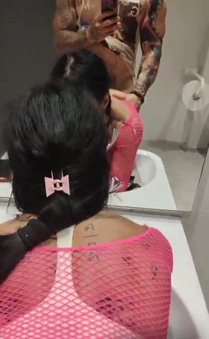 Moglie scopata a pecorina nel bagno