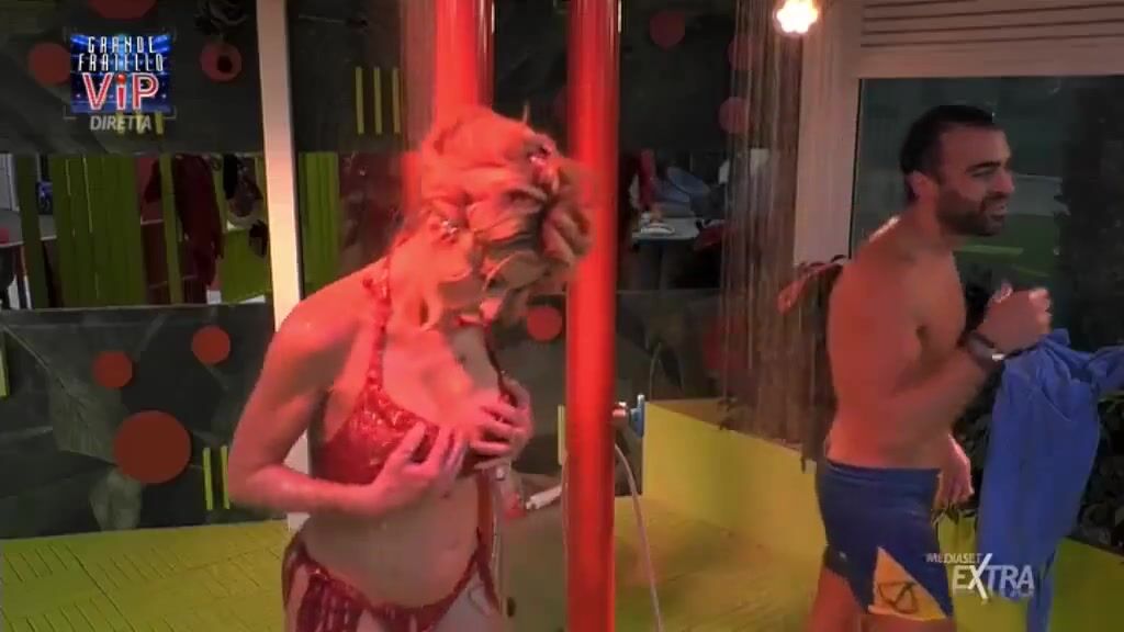Valeria Marini Doccia al GFVIP