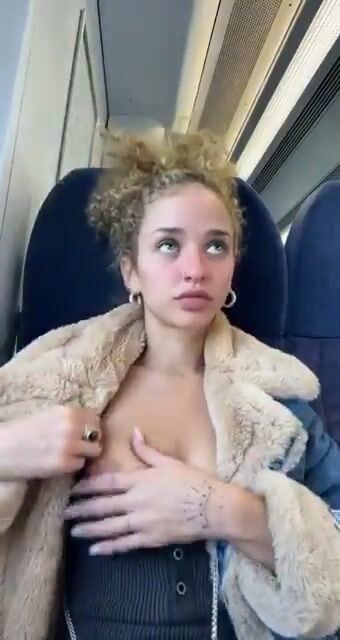 Bionda esibizionista esce le tette in treno