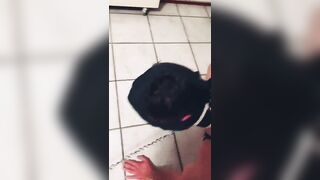 E' timida e si vergona a fare pipi la troia