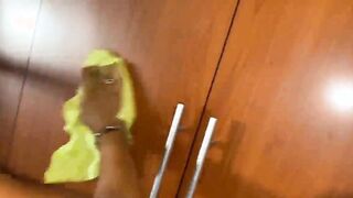 Sulla scala senza mutandine