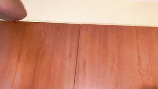 Sulla scala senza mutandine