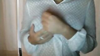 Si spalma le tette di panna montata