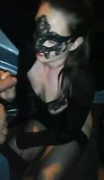 Carsex italiano Moglie fa un pompino a sconosciuto nel parcheggio