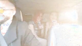 In macchina con loro due che fanno le porche