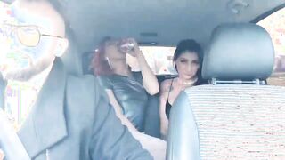 In macchina con loro due che fanno le porche