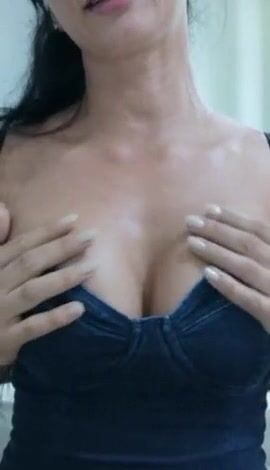 Milf tettona si riprende col telefonino AMORE HO VOGLIA VIENI