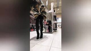 Mostro il culo mentre faccio shopping ECCITANTE