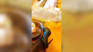 Slave portata a spasso al guinzaglio