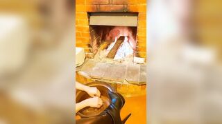 Slave portata a spasso al guinzaglio