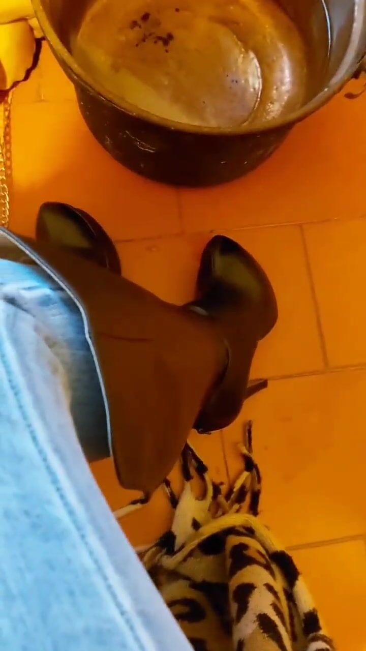 Slave portata a spasso al guinzaglio