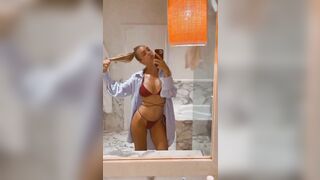 Laura Cremaschi selfie sexy in intimo