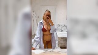 Laura Cremaschi selfie sexy in intimo