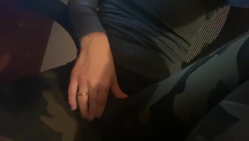 COn la mano tra le cosce vogliosa di te