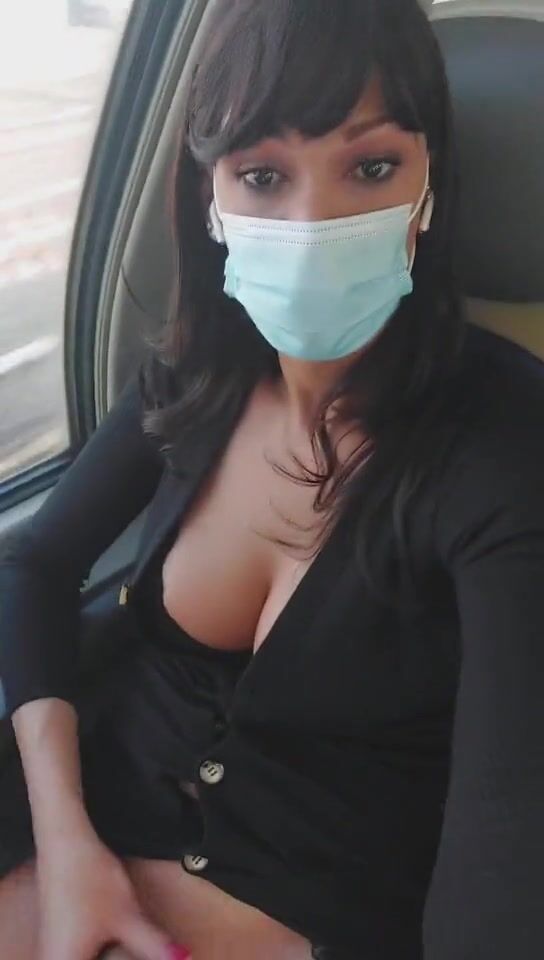 Trans italiana esibizionista se lo mena in treno