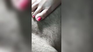 Mi masaggia i coglioni coi suoi sexy piedi