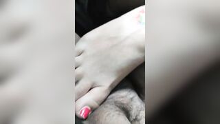 Mi masaggia i coglioni coi suoi sexy piedi
