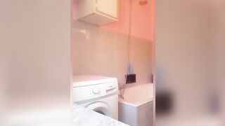 Moglie bresciana inculata sulla lavatrice