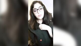 Mora con occhiale da studentessa porca con belle tettone