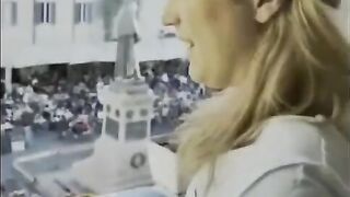 Esibizionista italiana sul balcone in piazza Campo dei fiori