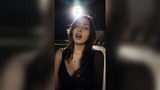 Esibizionista in pubblico a Milano per strada