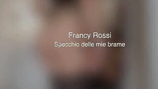 Studentessa italiana si masturba allo specchio con dildo osparsa di olio