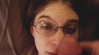 Sborro in faccia sugli occhiali a nuova amica zoccola conosciuta su TINDER