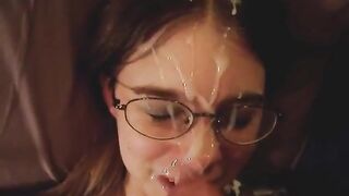 Sborro in faccia sugli occhiali a nuova amica zoccola conosciuta su TINDER