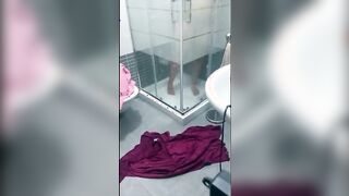 Fidanzata ripresa nella doccia